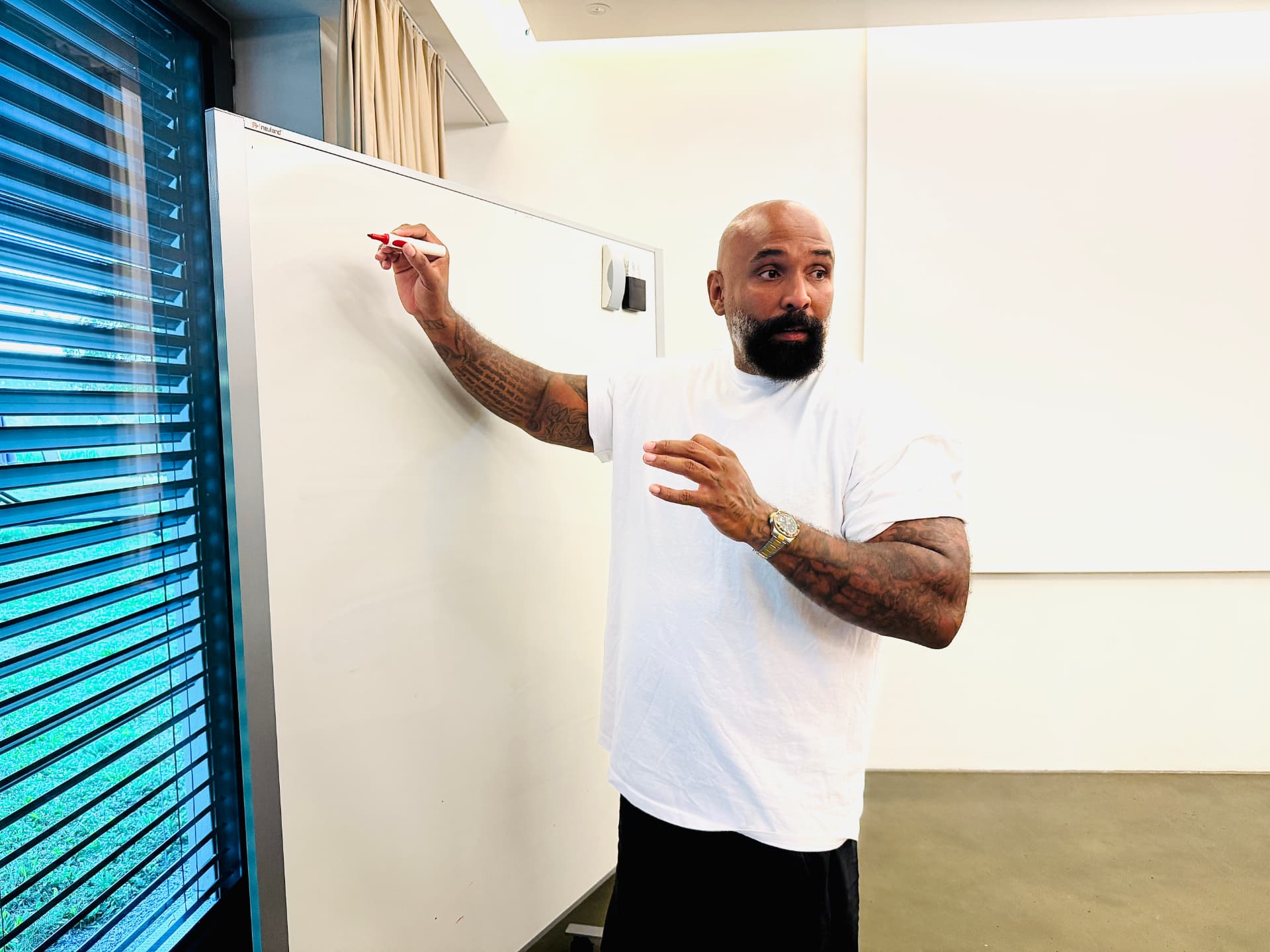 Lorence Eni bei einer Keynote am Whiteboard